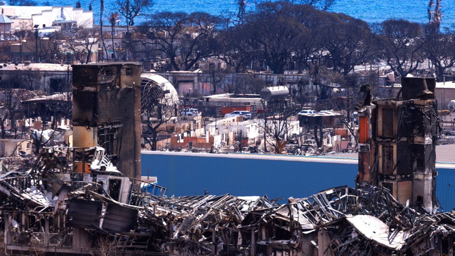 Las ruinas de los negocios y los hogares se muestran en la ciudad devastada de Lahaina, Hawai, en la isla de Maui 15 de agosto 2023. El obispo de Honolulu, Larry Silva, insta a los fieles de la diócesis a "unirse y proporcionar un apoyo inquebrantable" a aquellos que lo han perdido todo en los incendios forestales de Maui que destruyeron Lahaina y dañaron otras comunidades el 8 y 9 de agosto. (OSV News photo/Mike Blake, Reuters)
