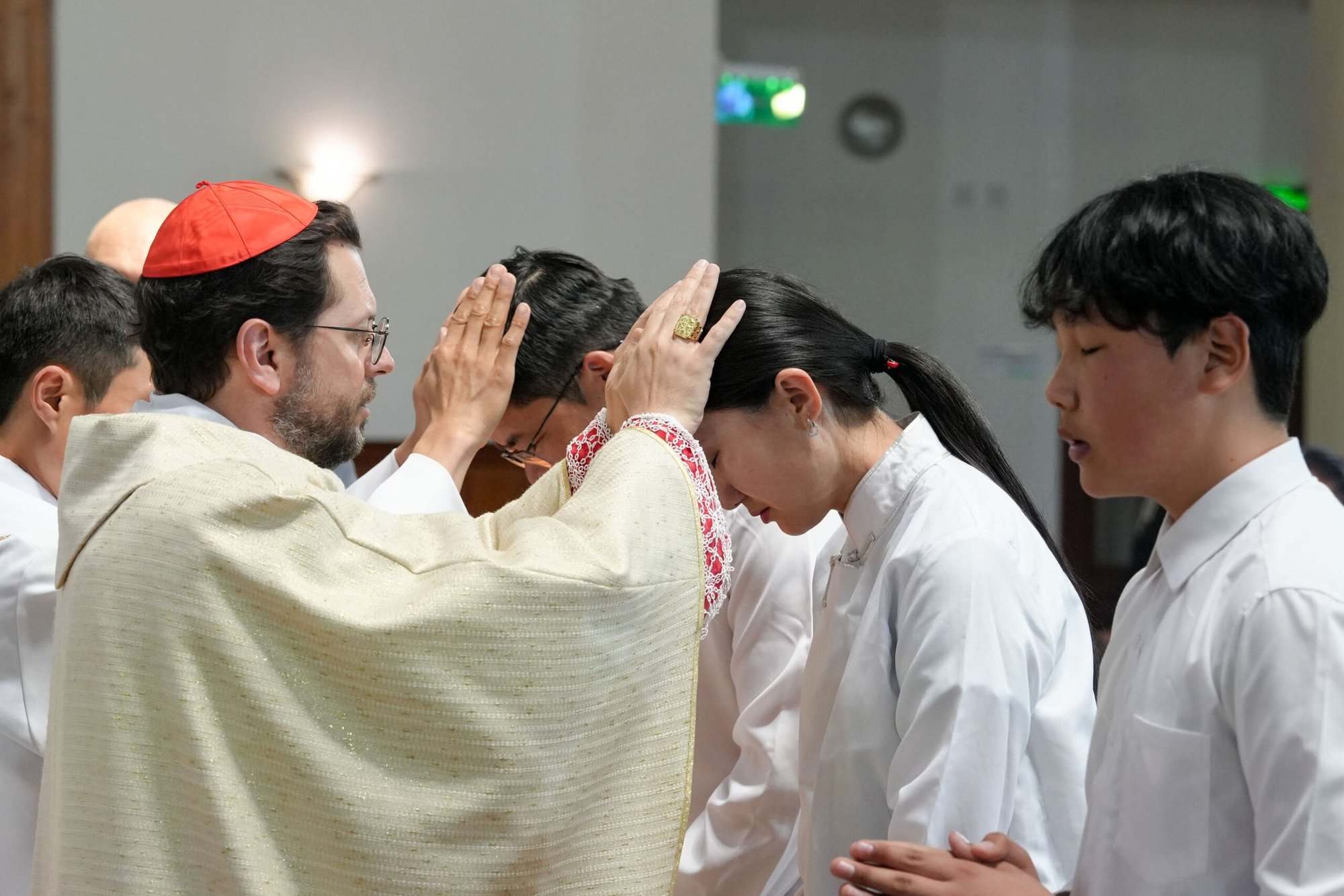 El cardenal Giorgio Marengo, prefecto apostólico de Ulán Bator, Mongolia, administra el sacramento de la confirmación en la catedral de San Pedro y San Pablo de Ulán Bator en esta foto de archivo del 11 de junio de 2023. El Papa Francisco tenía previsto estar en Mongolia del 1 al 4 de septiembre. (CNS photo/Cortesía de la Prefectura Apostólica de Ulán Bator)
