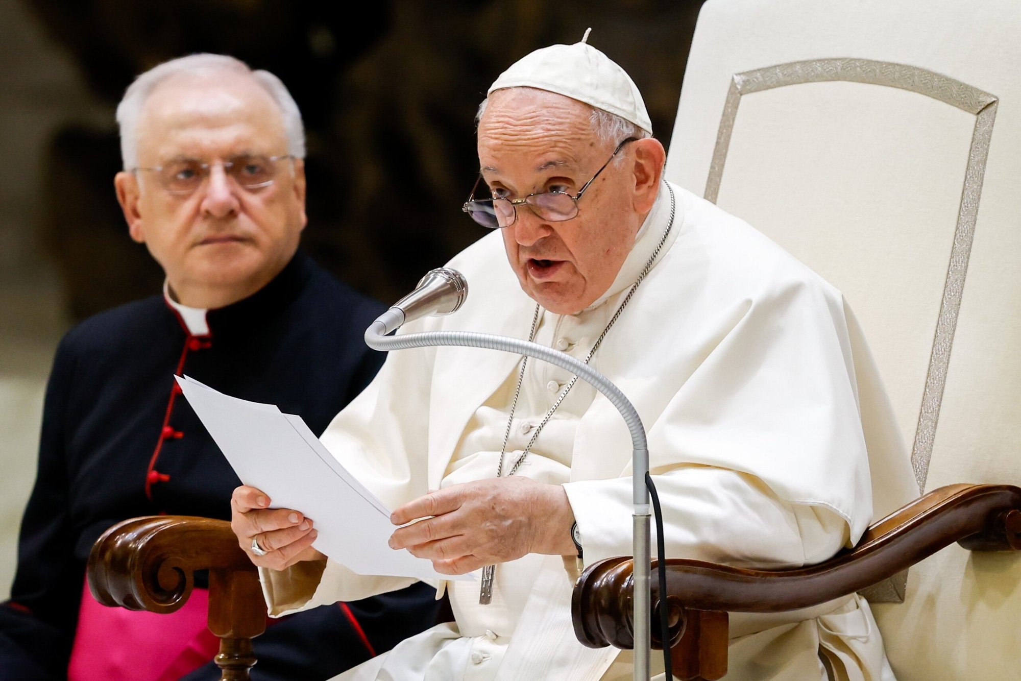 El Papa Francisco habla a los visitantes sobre Nuestra Señora de Guadalupe y la importancia de inculturar la fe durante su audiencia general semanal en el Aula de Audiencias Pablo VI en el Vaticano el 23 de agosto de 2023. (Foto CNS/Lola Gomez)