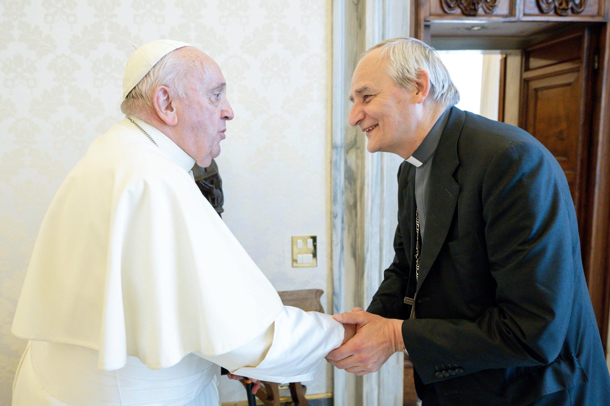 El Papa Francisco se reúne con el cardenal Matteo Zuppi de Bolonia, presidente de la conferencia episcopal italiana y enviado del Papa para la paz en Ucrania, en la biblioteca del Palacio Apostólico en el Vaticano el 24 de agosto de 2023. (Foto CNS/Vatican Media)
