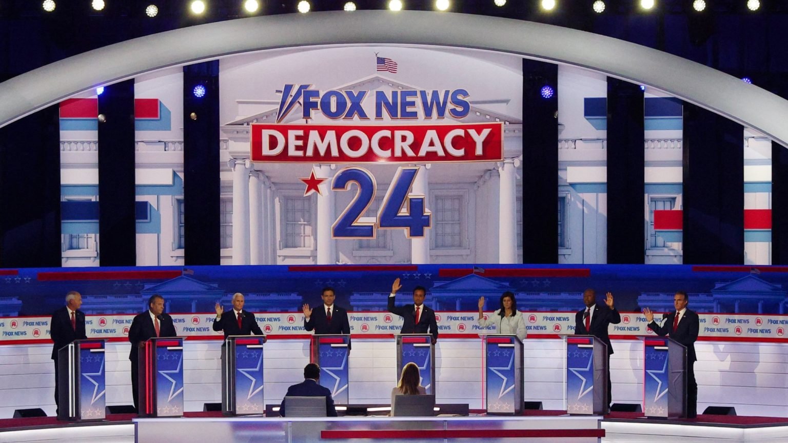 El exgobernador de Arkansas Asa Hutchinson, el exgobernador de Nueva Jersey Chris Christie, el exvicepresidente de Estados Unidos Mike Pence, el gobernador de Florida Ron DeSantis, el empresario Vivek Ramaswamy, la exembajadora ante la ONU Nikki Haley, el senador estadounidense Tim Scott de Carolina del Sur y el gobernador de Dakota del Norte Doug Burgum participan en el primer debate de candidatos republicanos de la campaña presidencial estadounidense de 2024 en Milwaukee el 23 de agosto de 2023. (Foto OSV News/Brian Snyder, Reuters)