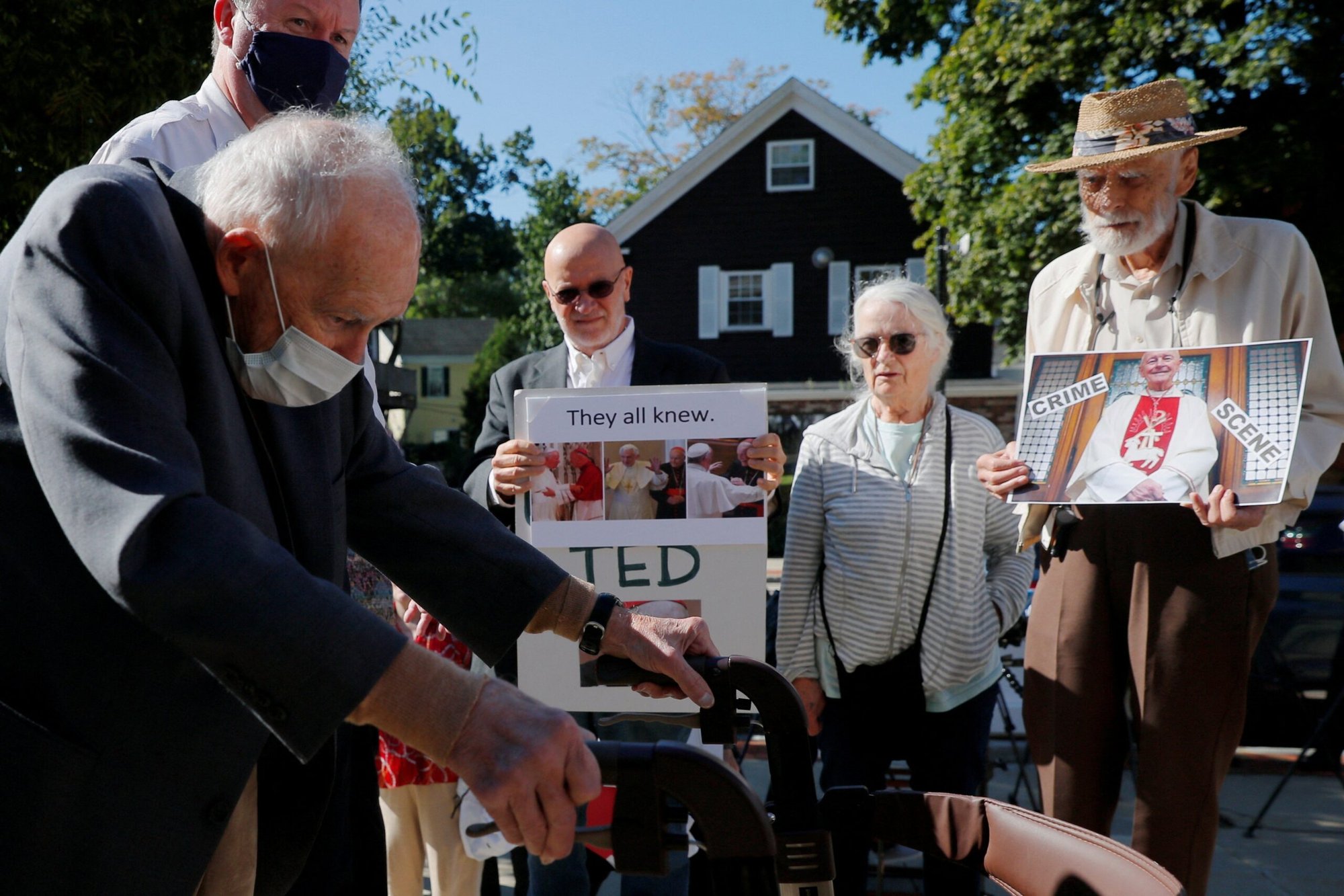 El ex cardenal Theodore E. McCarrick llega al Tribunal de Distrito de Dedham, Massachusetts, el 3 de septiembre de 2021, tras ser acusado de abusar sexualmente de un niño de 16 años durante una recepción de boda en 1974. Un juez de Massachusetts desestimó la causa penal contra el ex cardenal el 30 de agosto de 2023, dictaminando que ya no tiene la capacidad cognitiva para ser juzgado. (Foto OSV News/Brian Snyder, Reuters)