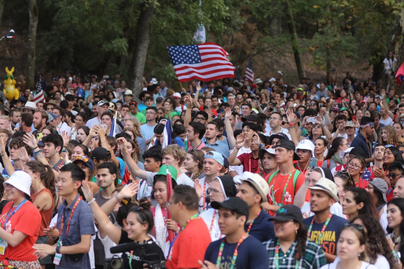 Peregrinos estadounidenses de la Jornada Mundial de la Juventud animan durante un Encuentro Nacional en el Parque Quintas das Conchas e dos Lilases en Lisboa, Portugal, el 2 de agosto. (OSV News/Bob Roller)