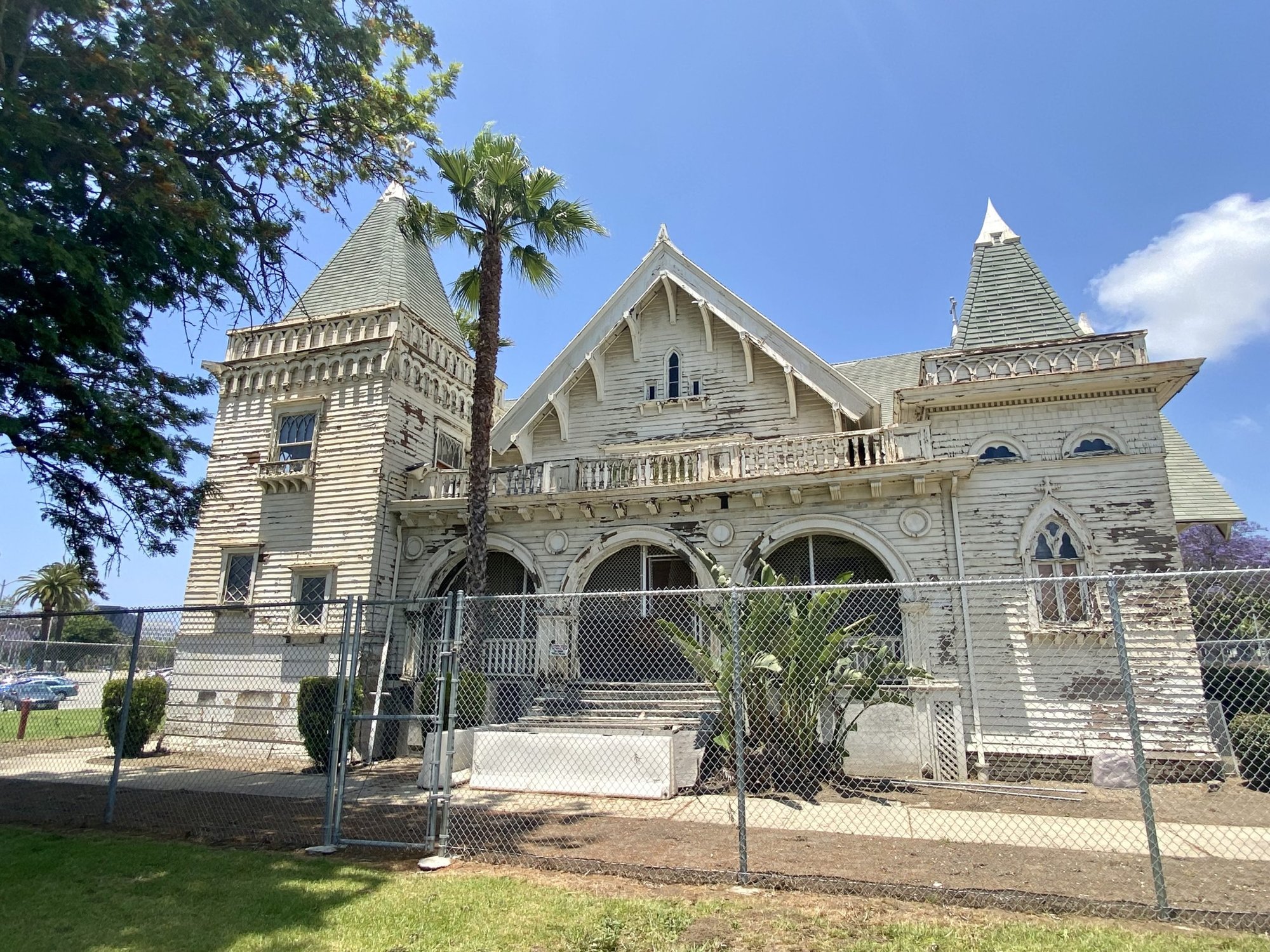 Exterior actual de la "entrada católica" a la capilla Wadsworth del campus de la VA en el oeste de Los Ángeles. (Tom Hoffarth)