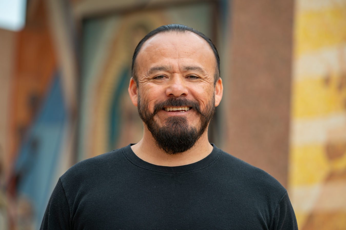 El padre Filiberto Cortez, párroco asociado de las iglesias St. Columbkille y Nativity en el sur de Los Ángeles, forma parte de un grupo de sacerdotes de Los Ángeles que este verano han acogido a inmigrantes trasladados en autobús desde Texas. (John Rueda)