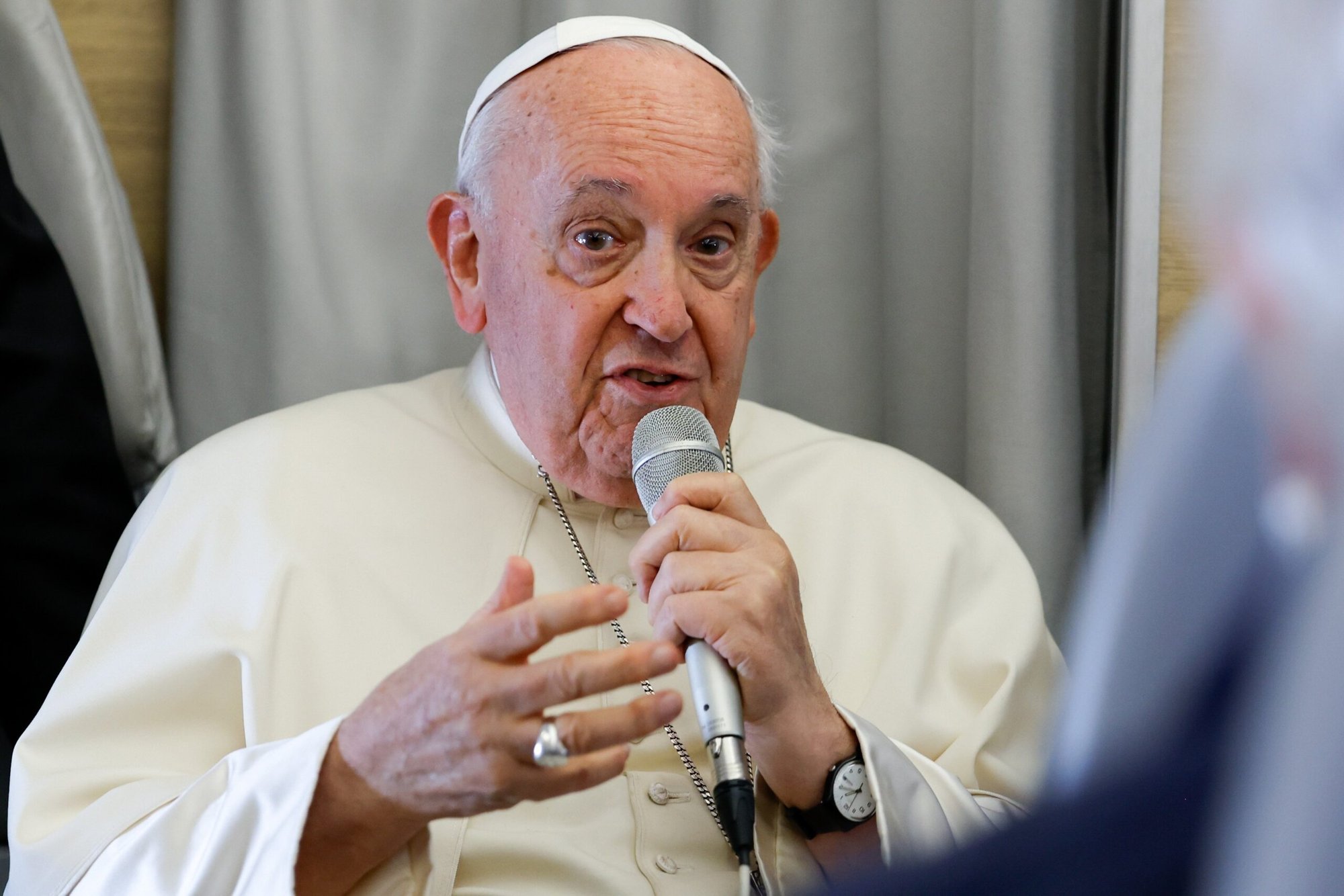 El Papa Francisco responde a la pregunta de un periodista a bordo de su vuelo de regreso a Roma desde Ulán Bator, Mongolia, el 4 de septiembre de 2023, después de una visita de cuatro días al país asiático. (Foto CNS/Lola Gomez)