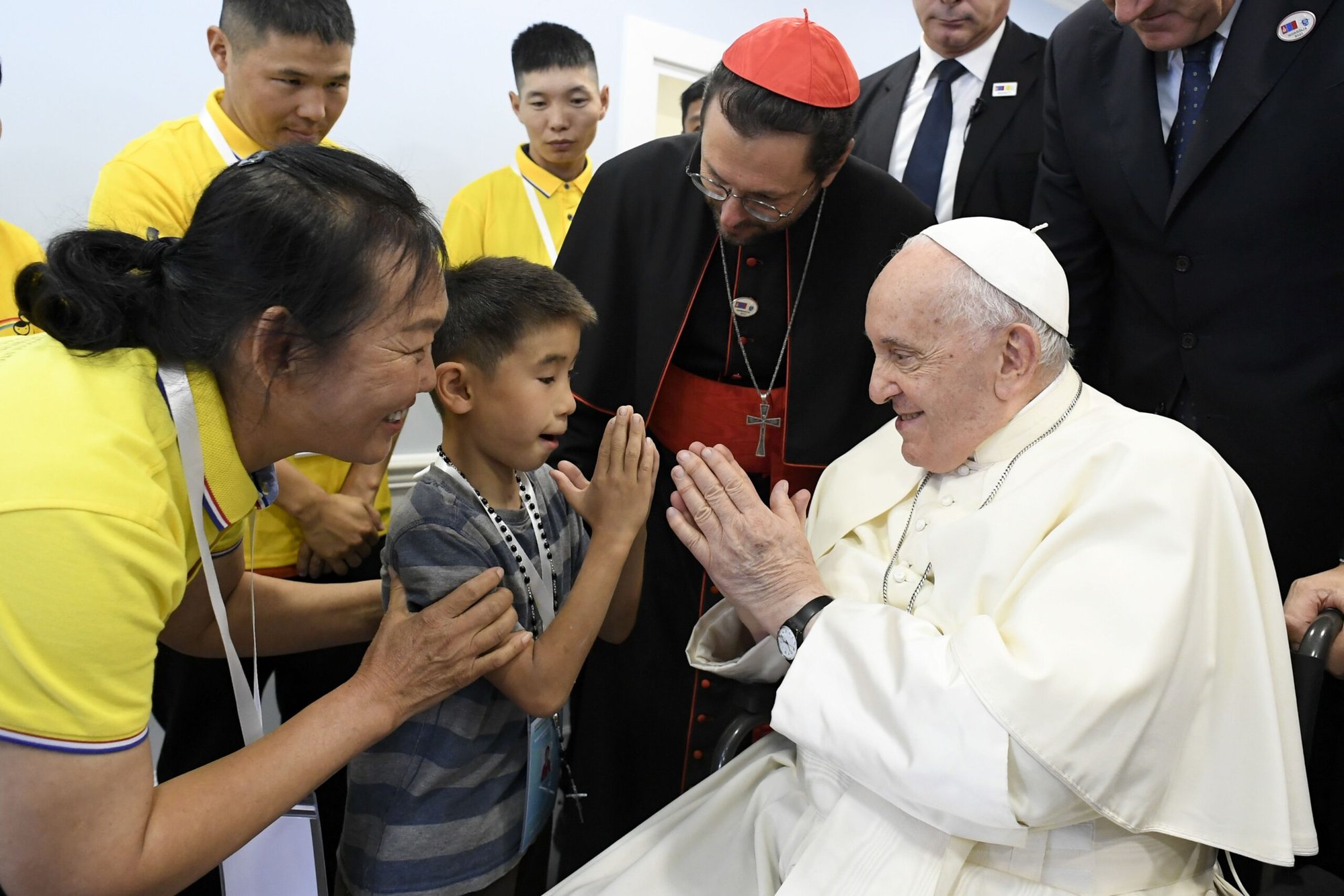 El Papa Francisco saluda a un niño a su llegada a la inauguración de la Casa de la Misericordia en Ulán Bator, Mongolia, durante el último evento de su viaje de cuatro días a Mongolia antes de regresar a Roma el 4 de septiembre de 2023. (Foto CNS/Vatican Media)