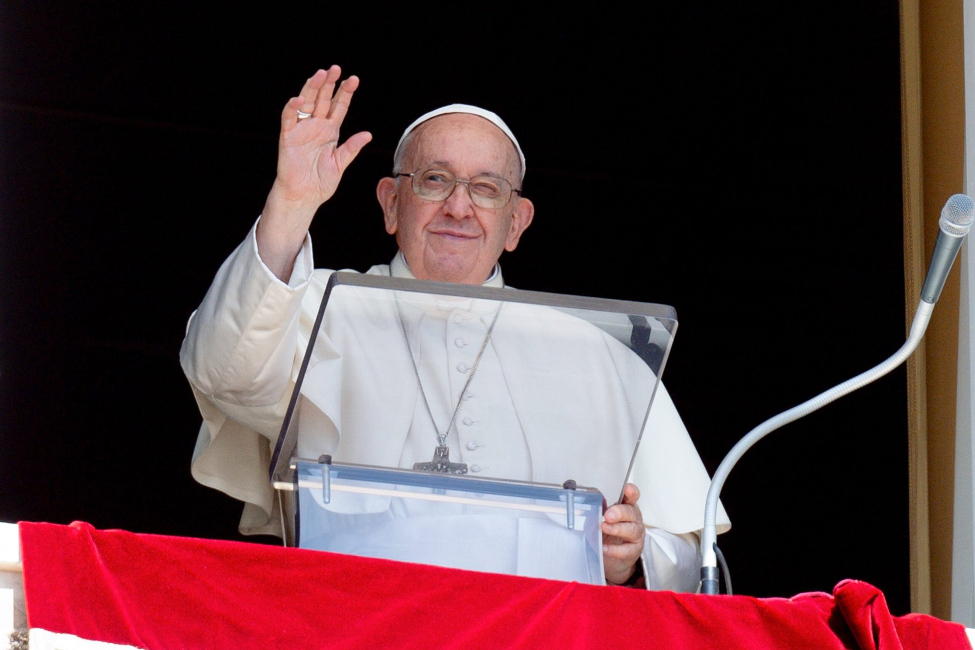 El Papa Francisco saluda a los visitantes congregados en la Plaza de San Pedro del Vaticano para rezar el Ángelus el 10 de septiembre de 2023. (Foto de CNS/Vatican Media)