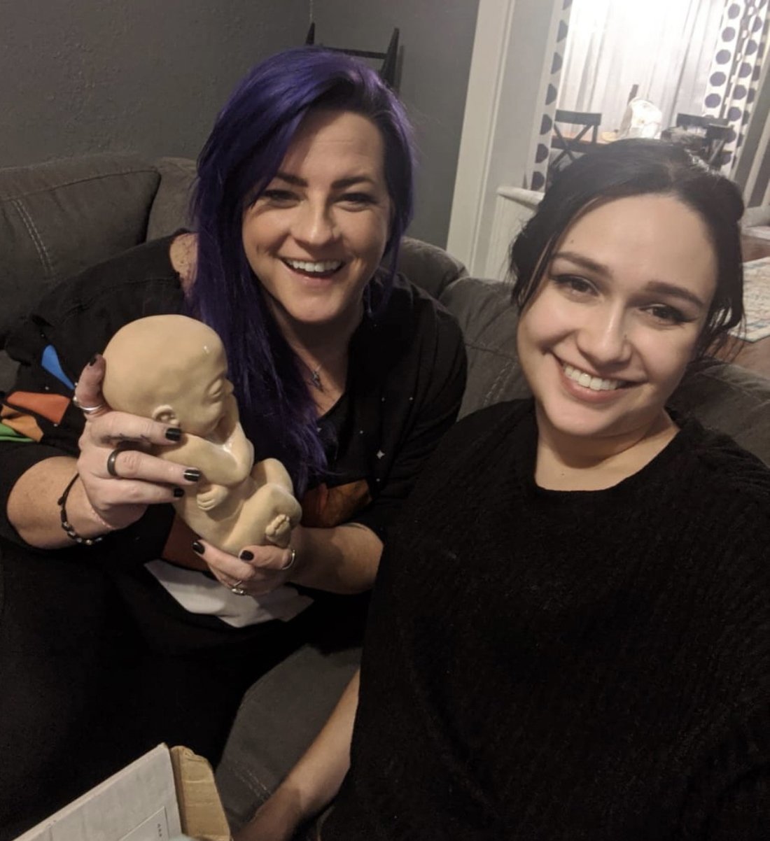 Destiny Herndon-De La Rosa, fundadora y presidenta de New Wave Feminists y cofundadora del Refugio Estelar en Juárez, México, y Karina Breceda, cofundadora del refugio, posan en una foto sin fecha. El refugio, también conocido como "Centro de Ética de Vida Consistente de las Feministas de la Nueva Ola", abrió el 6 de febrero de 2023 para mujeres migrantes embarazadas y se encuentra en Juárez, México, cerca de la frontera con Estados Unidos. (OSV News/Cortesía de Destiny Herndon-De La Rosa)