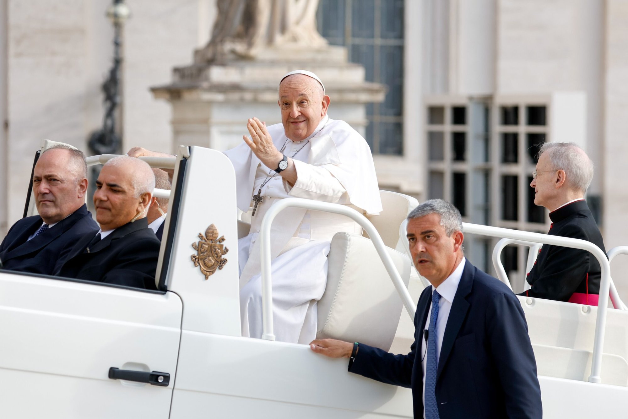 El Papa Francisco saluda desde el papamóvil mientras es conducido por una rampa hacia el escenario en la Plaza de San Pedro en el Vaticano para su audiencia general semanal el 13 de septiembre de 2023. (Foto de CNS/Lola Gomez)