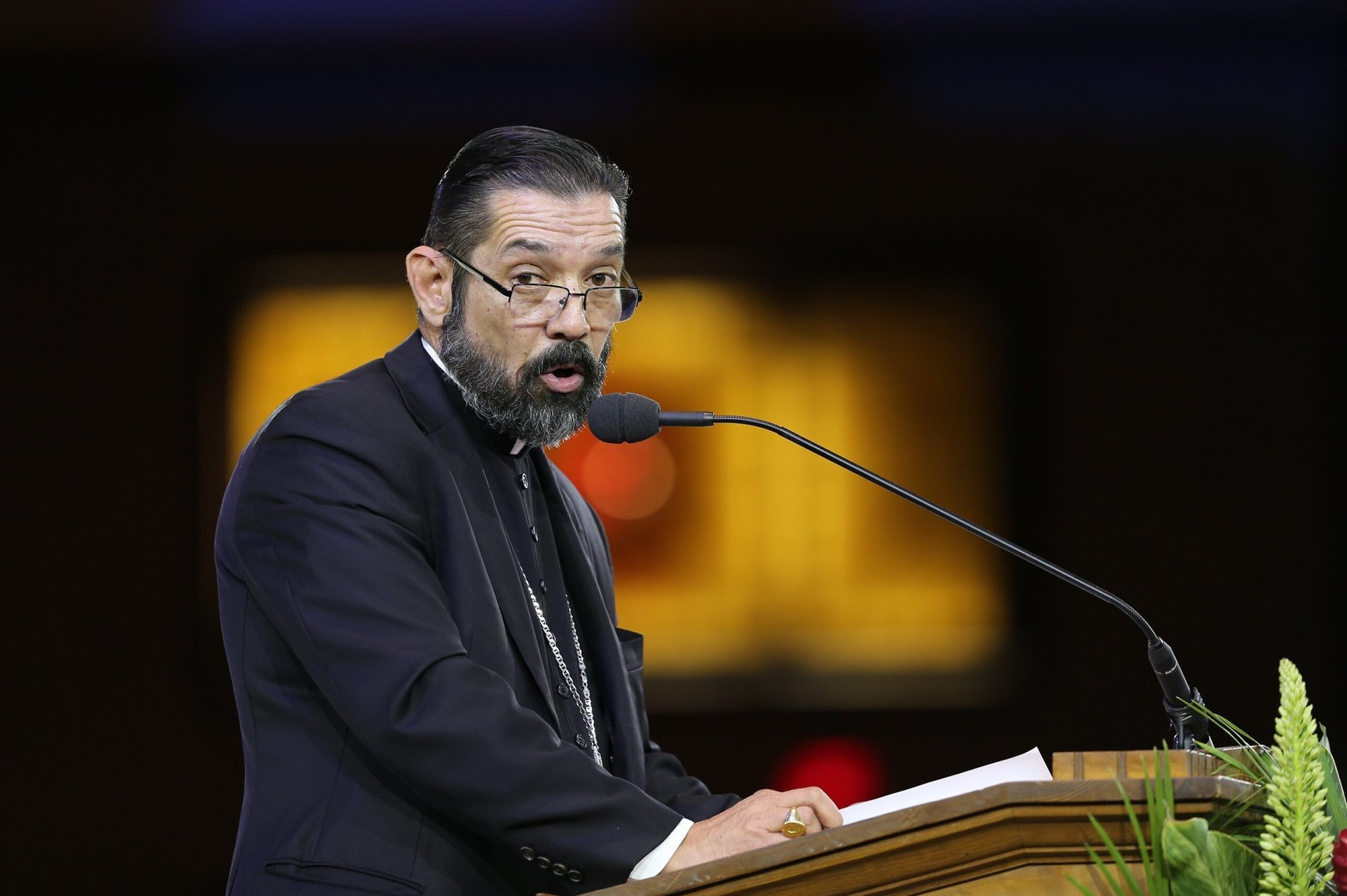 El obispo Daniel E. Flores de Brownsville, Texas, durante la Convocatoria Católica 2017 en Orlando, Florida. El obispo Flores representa a EE.UU. como miembro del comité preparatorio de la asamblea mundial del Sínodo de los Obispos que se celebrará en octubre. (Foto OSV News/CNS file, Bob Roller)