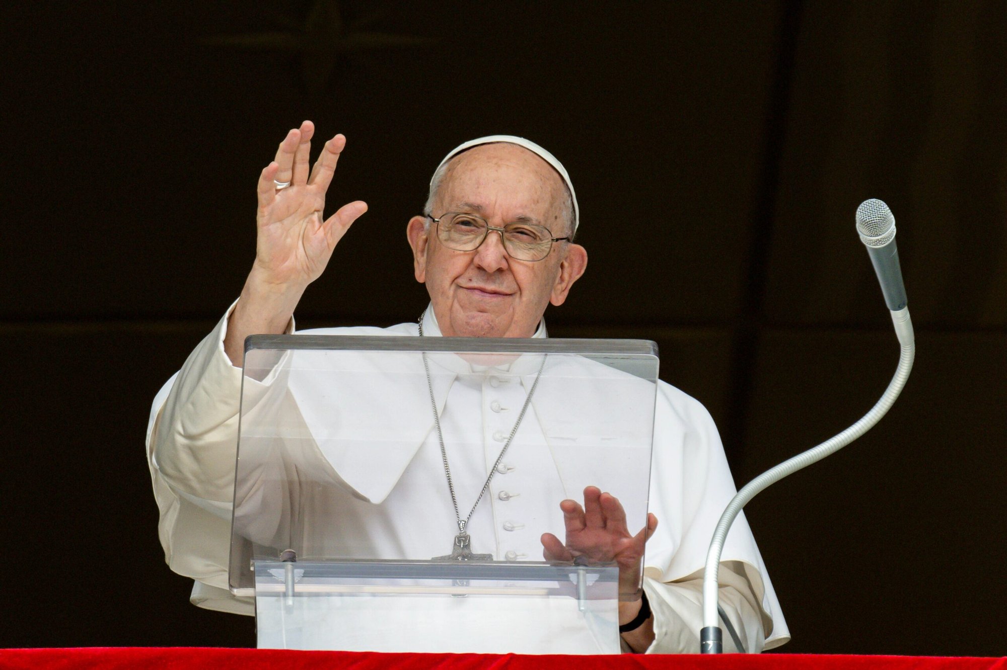 El Papa Francisco saluda a los visitantes reunidos en la Plaza de San Pedro del Vaticano para rezar el Ángelus el 17 de septiembre de 2023. (CNS /Vatican Media)