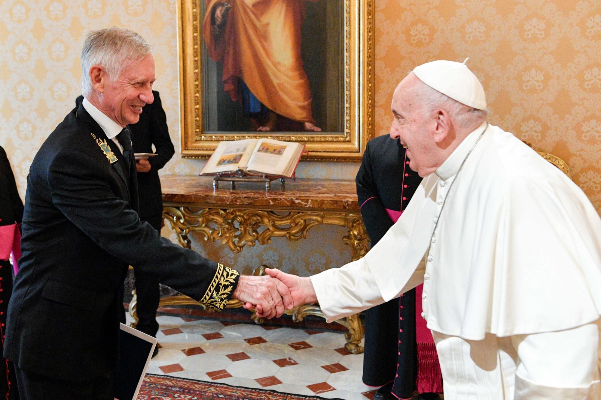 El Papa Francisco se reúne con Ivan Soltanovsky, el nuevo embajador ruso ante la Santa Sede, en el Vaticano el 18 de septiembre de 2023. (CNS photo/Vatican Media)