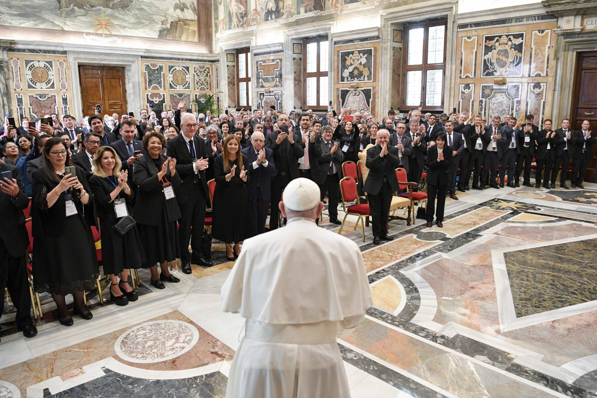 El Papa Francisco llega para una reunión con los rectores de las universidades públicas y privadas de América Latina y el Caribe en el Vaticano 21 de septiembre 2023. Respondiendo a preguntas, el Papa dijo que su nuevo documento sobre el medio ambiente se llamará "Laudate Deum" (Alabado sea Dios). (Foto CNS/Vatican Media)
