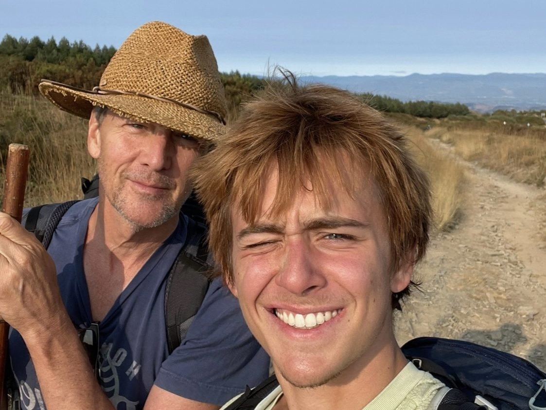 El actor Andrew McCarthy y su hijo, Sam, recorrieron juntos el famoso Camino de Santiago en España, que culminó con McCarthy escribiendo un libro sobre la experiencia, "Walking With Sam". (Andrew McCarthy)