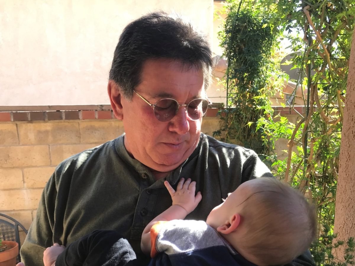 Michael Ladisa, capellán de la Oficina de Justicia Restaurativa (ORJ) fallecido en mayo, con su nieto Matteo. (Cortesía de la familia Lasida)