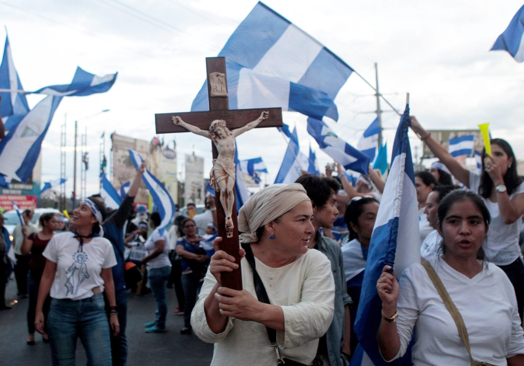 Un manifestante sostiene un crucifijo durante una protesta contra el gobierno del presidente nicaragüense Daniel Ortega en Managua el 15 de mayo de 2018. (Foto OSV News/Oswaldo Rivas, Reuters)