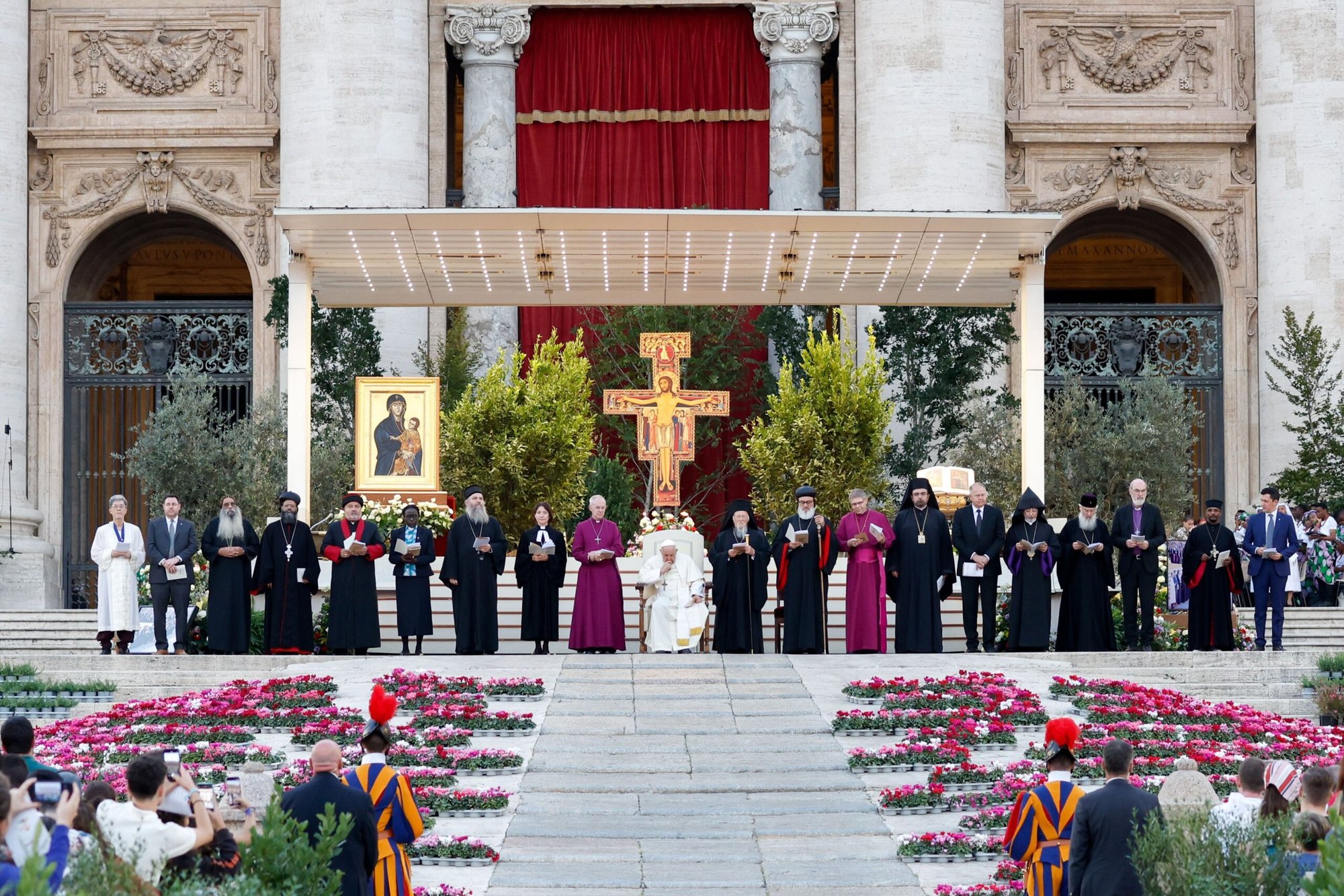 El Papa Francisco, el patriarca ecuménico ortodoxo Bartolomé de Constantinopla, el arzobispo anglicano Justin Welby de Canterbury y la reverenda Ann Burghardt, secretaria general de la Federación Luterana Mundial, y otros representantes cristianos, de pie frente a la cruz de San Damián, frente a la cual San Francisco de Asís dijo que escuchó a Jesús decirle "reconstruye mi iglesia", en un servicio ecuménico de oración el 30 de septiembre de 2023, en la Plaza de San Pedro. (Foto CNS/Lola Gomez)