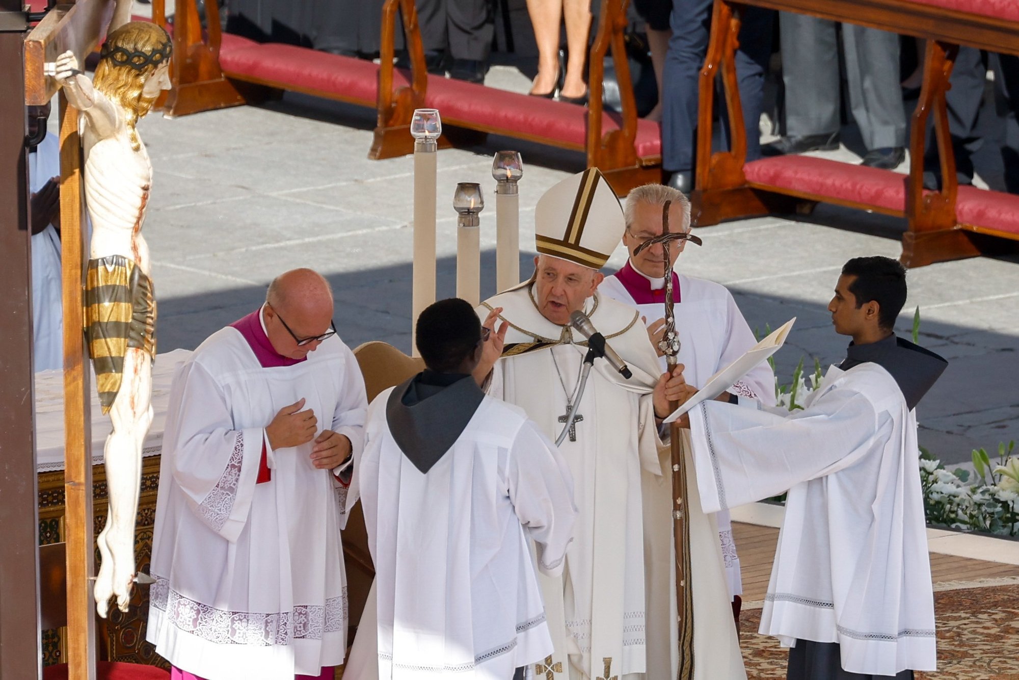 El Papa Francisco da su bendición durante la Misa de apertura de la asamblea del Sínodo de los Obispos en la Plaza de San Pedro del Vaticano el 4 de octubre de 2023. (Foto CNS/Lola Gomez)