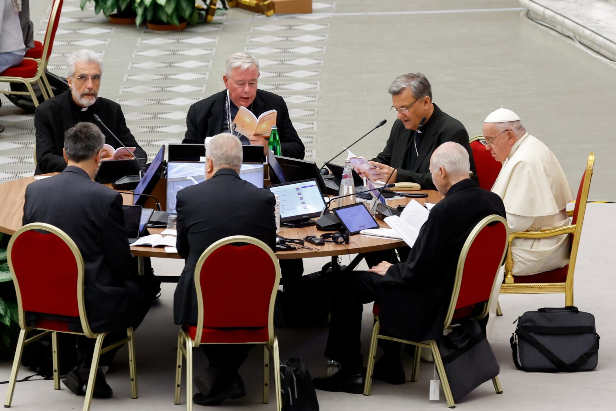 El Papa Francisco reza en el Aula de Audiencias Pablo VI del Vaticano al comienzo de una sesión de trabajo de la asamblea del Sínodo de los Obispos el 6 de octubre de 2023. (CNS /Lola Gomez)
