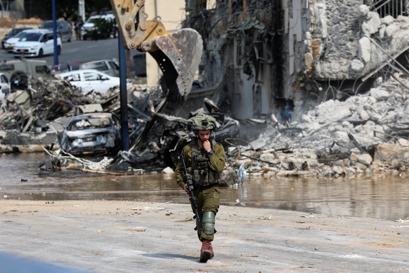 Un soldado israelí patrulla cerca de una comisaría de policía en Sderot, Israel, el 8 de octubre, que fue destruida tras una infiltración masiva de militantes de Hamás desde la Franja de Gaza. (OSV News/Ronen Zvulun, Reuters)