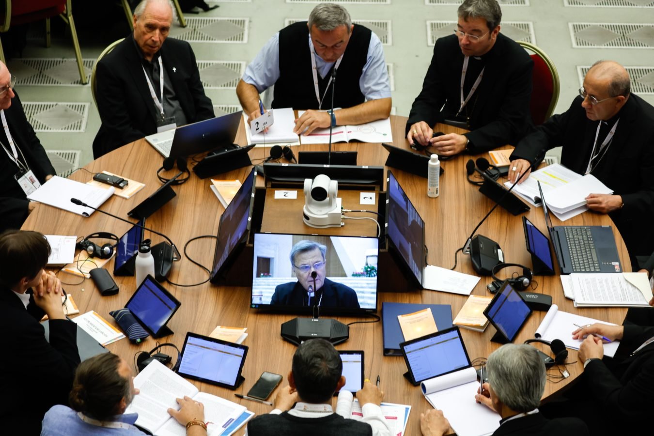 Miembros de la asamblea del Sínodo de los Obispos comienzan a trabajar sobre la comunión como segundo tema del sínodo en el Aula de Audiencias Pablo VI del Vaticano el 9 de octubre de 2023. (CNS /Lola Gomez)