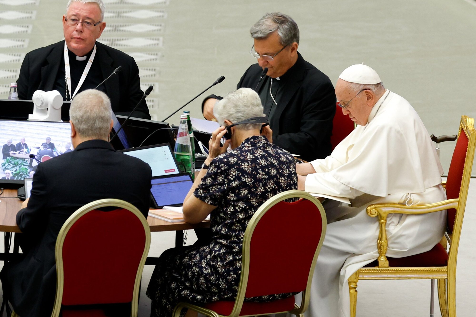 El papa Francisco y los líderes de la asamblea del Sínodo de los Obispos escuchan a un orador en el Aula de Audiencias Pablo VI del Vaticano el 13 de octubre de 2023. Sentada junto al Papa, la presidenta delegada del día, la mexicana Sor María de los Dolores Palencia Gómez, superiora general de la Congregación de San José de Lyon. (CNS photo/Lola Gomez)