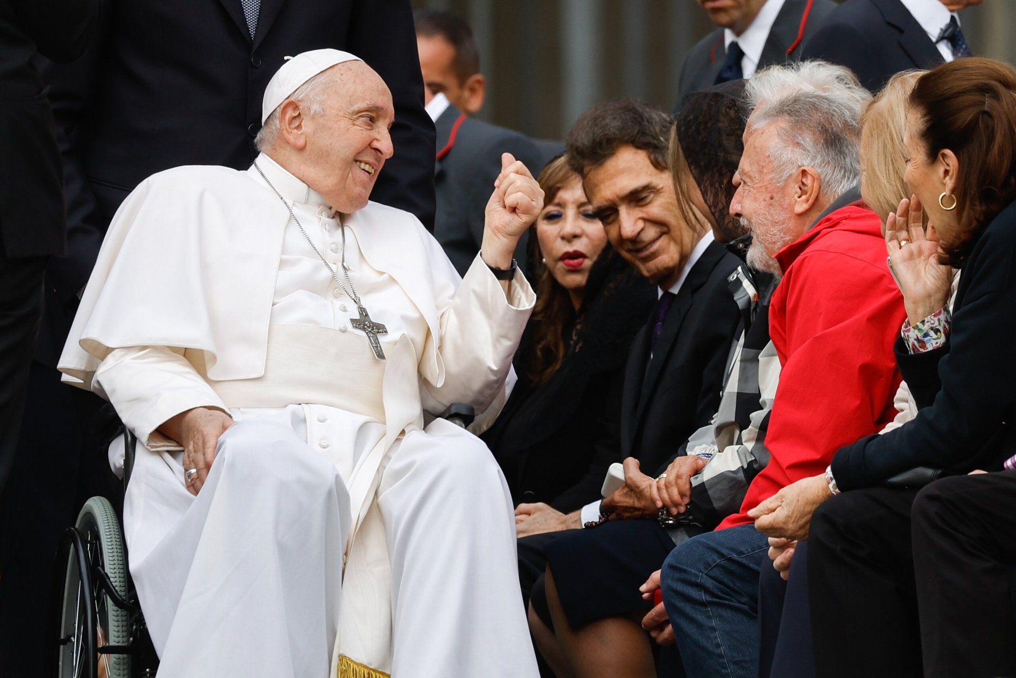 El Papa Francisco saluda a los visitantes al final de su audiencia general semanal en la Plaza de San Pedro del Vaticano el 18 de octubre de 2023. (CNS photo/Lola Gomez)