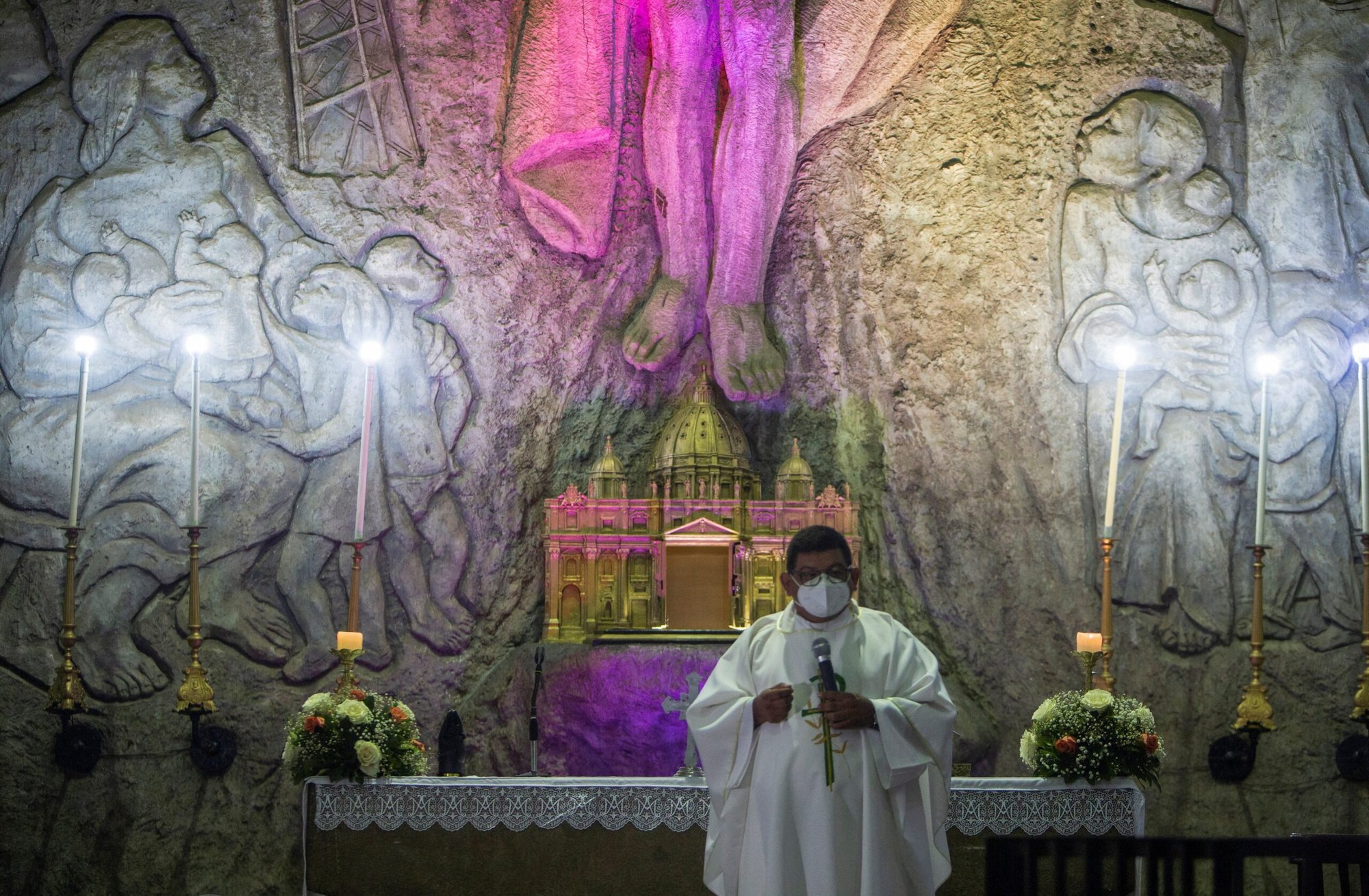 Un sacerdote celebra una Misa para los feligreses en la Iglesia de Santo Domingo de Guzmán en Managua, Nicaragua, el 2 de agosto de 2022. Ocho sacerdotes fueron trasladados el 15 de octubre de 2023 de un seminario nacional donde se encontraban bajo arresto domiciliario a una prisión tristemente célebre por sus torturas y condiciones deplorables. La medida se produce en un momento en que el régimen nicaragüense vuelve a intensificar la represión contra la Iglesia católica. (Foto OSV News/Maynor Valenzuela, Reuters)