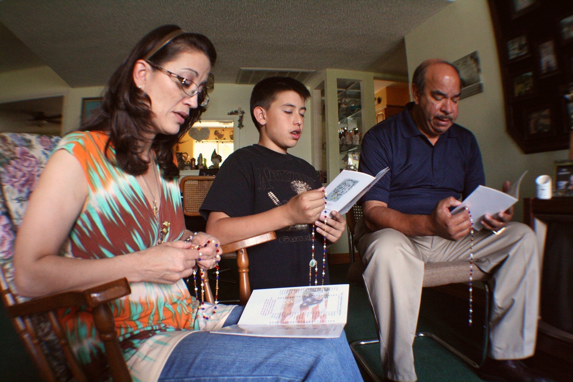 Foto de archivo de una familia rezando el rosario en su casa de Phoenix. (Foto OSV News/CNS file, J.D. Long-Garcia, The Catholic Sun)