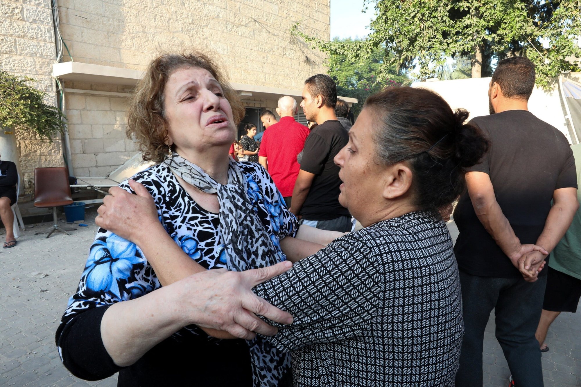 Mujeres reaccionan ante la iglesia ortodoxa griega de San Porfirio, en Gaza, el 20 de octubre de 2023, tras la explosión de la noche anterior. Varios cientos de personas se habían refugiado en el complejo eclesiástico, muchas de ellas durmiendo, en el momento de la explosión. El Ministerio del Interior de Hamás en Gaza atribuyó la explosión a un ataque aéreo israelí, pero su autoría aún no se ha verificado de forma independiente. (OSV News photo/Mohammed Al-Masri, Reuters)
