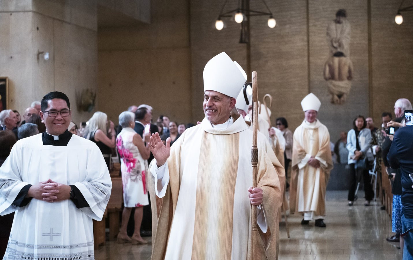 El Obispo Albert Bahhuth camina por la Catedral de Nuestra Señora de los Ángeles ofreciendo bendiciones a los asistentes durante su Misa de Ordenación el 26 de septiembre. (Víctor Alemán)