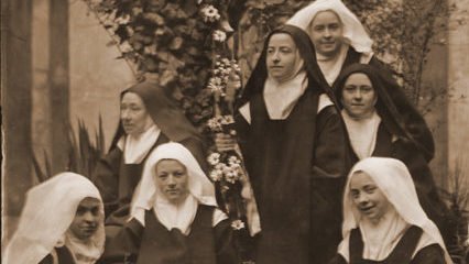Teresa con otras hermanas de clausura de su convento. (Cortesía del Santuario de Santa Teresa de Lisieux)
