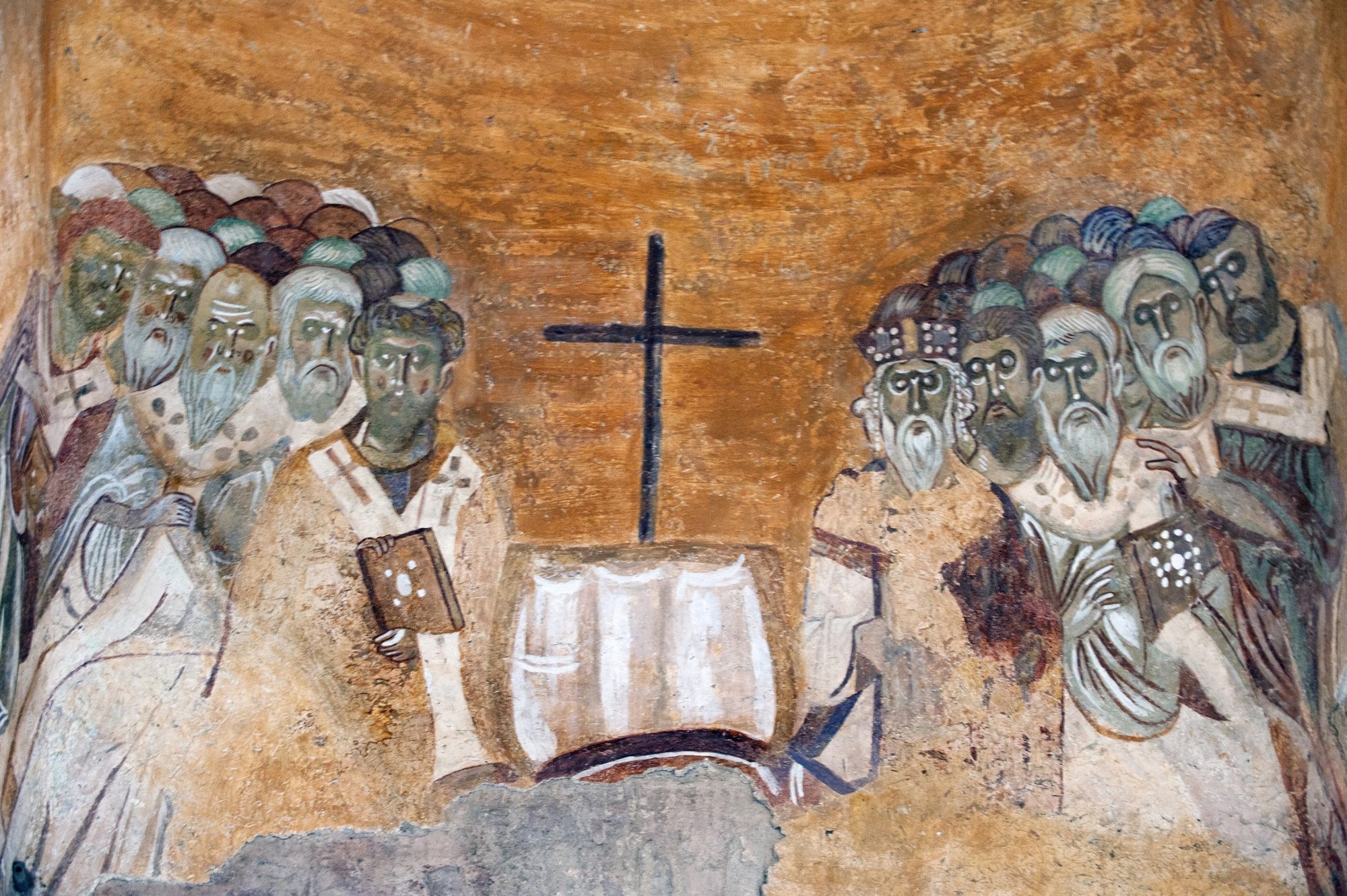 Un fresco del siglo XII de la iglesia de San Nicolás de Myra (Turquía) muestra a obispos y un emperador en un tipo de sínodo conocido como concilio ecuménico. Éste posiblemente representa el sexto concilio ecuménico celebrado en Constantinopla en el año 680 d.C. (Wikimedia Commons/Dosseman)