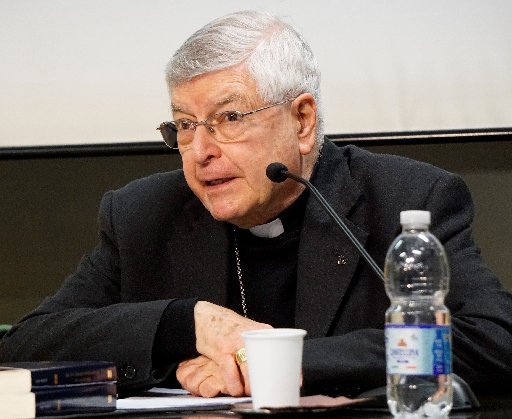 El cardenal Gianfranco Ghirlanda habla con los periodistas en el Vaticano el 20 de febrero de 2023, sobre la publicación de un libro de dos volúmenes sobre la teología del sacerdocio y la necesidad de promover una mejor comprensión del sacerdocio en una Iglesia "sinodal". (CNS /Justin McLellan)