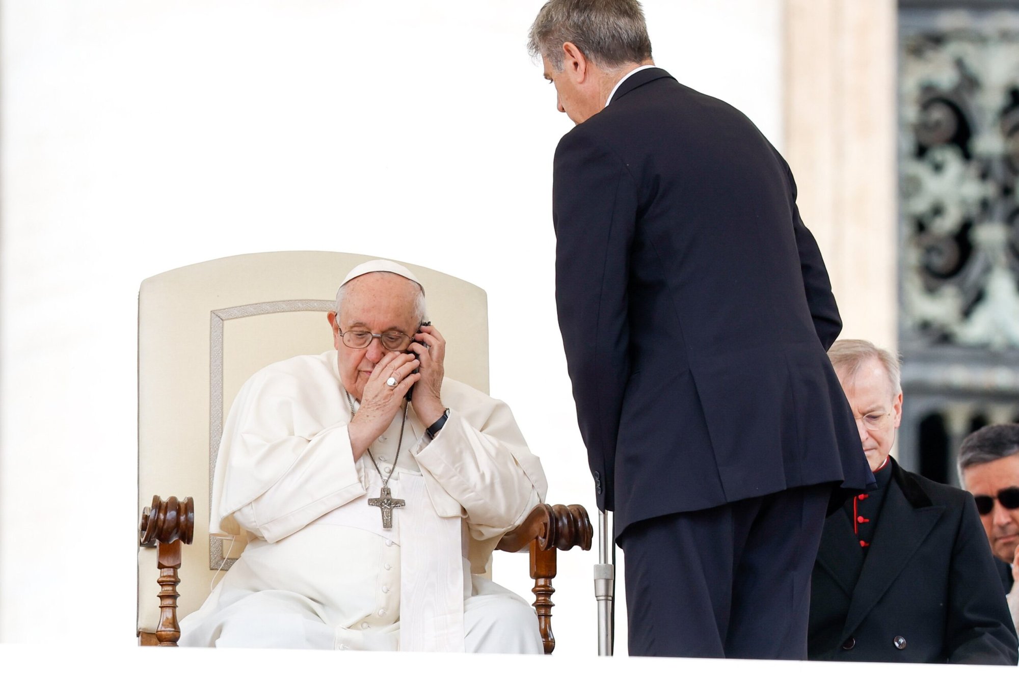 El Papa Francisco atiende una llamada telefónica en medio de su audiencia general semanal en la Plaza de San Pedro del Vaticano el 17 de mayo de 2023. (CNS/Lola Gomez)
