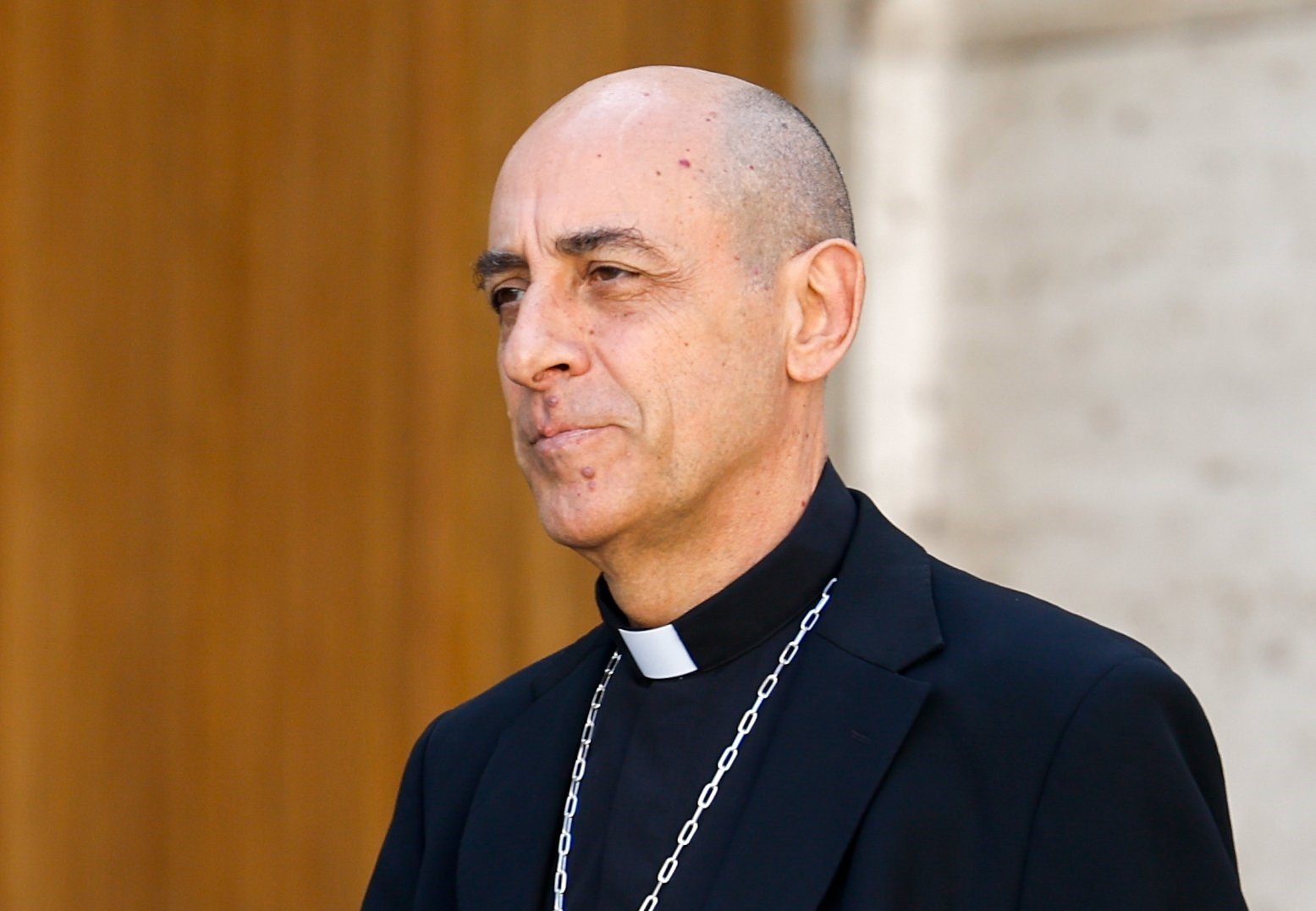 El cardenal Víctor Manuel Fernández, prefecto del Dicasterio para la Doctrina de la Fe, sale del Aula de Audiencias Pablo VI del Vaticano tras una sesión de trabajo de la asamblea del Sínodo de los Obispos con el Papa Francisco en el Vaticano el 6 de octubre de 2023. (CNS /Lola Gomez)