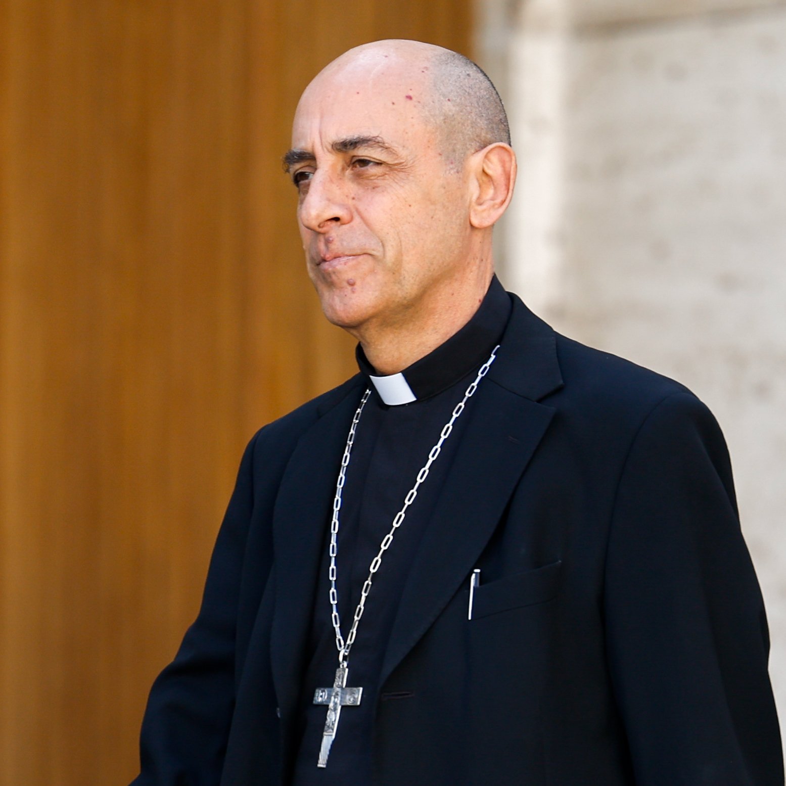 El cardenal Víctor Manuel Fernández, prefecto del Dicasterio para la Doctrina de la Fe, sale del Aula de Audiencias Pablo VI del Vaticano tras una sesión de trabajo de la asamblea del Sínodo de los Obispos con el Papa Francisco en el Vaticano el 6 de octubre de 2023. (CNS photo/Lola Gomez)