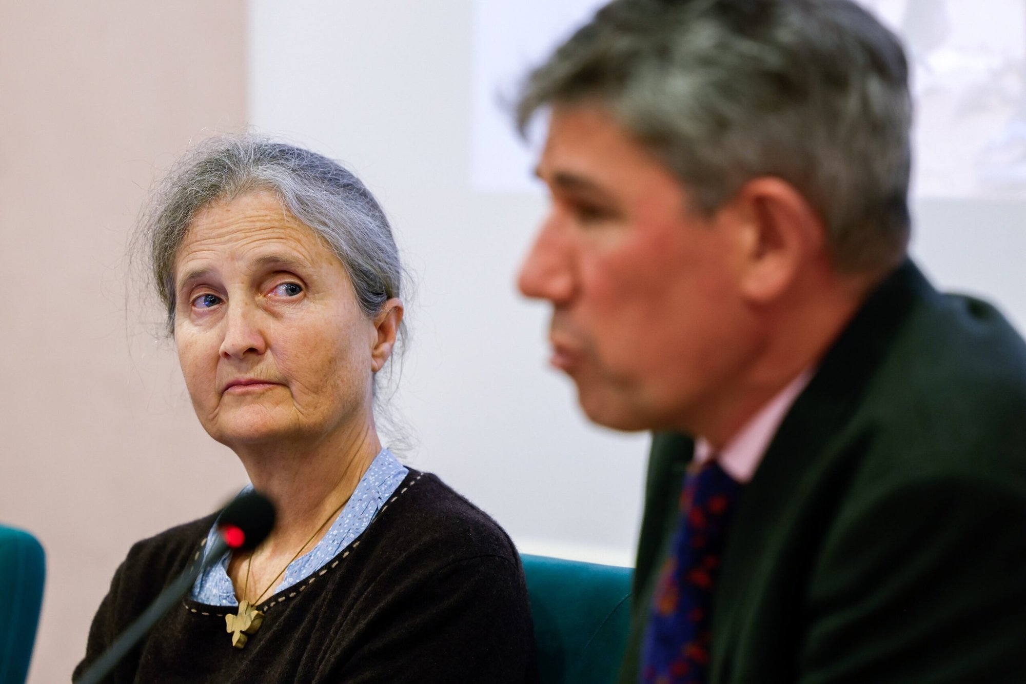 Cécile Stone, autora principal del informe "Displaced by a Changing Climate: Caritas Voices on Protecting and Supporting People on the Move", escucha a Alistar Dutton, secretario general de Caritas Internationalis, mientras habla durante una rueda de prensa de presentación del informe, en Roma, el 26 de octubre de 2023. (Foto CNS/Lola Gomez)
