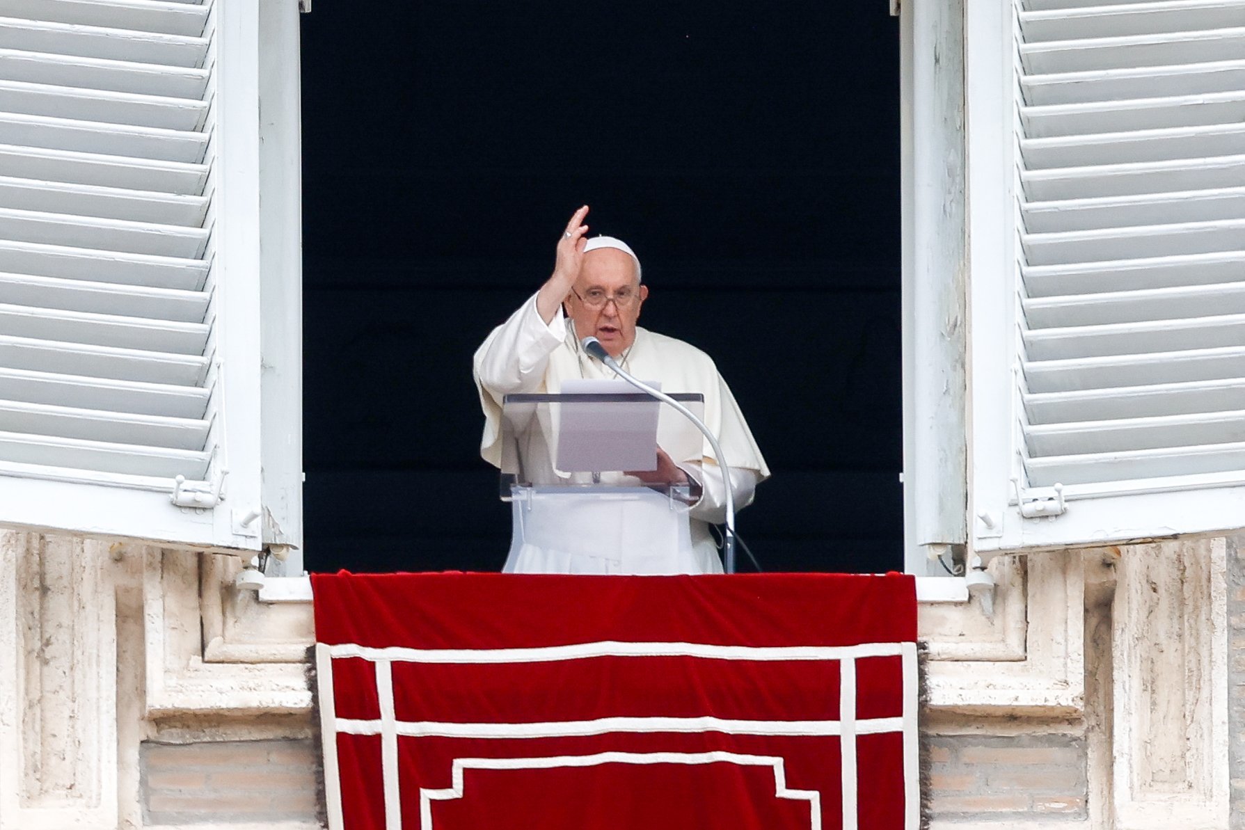 El Papa Francisco da su bendición a unos 20.000 visitantes reunidos en la Plaza de San Pedro del Vaticano tras rezar el Ángelus el 1 de noviembre de 2023, festividad de Todos los Santos. (CNS photo/Lola Gomez)