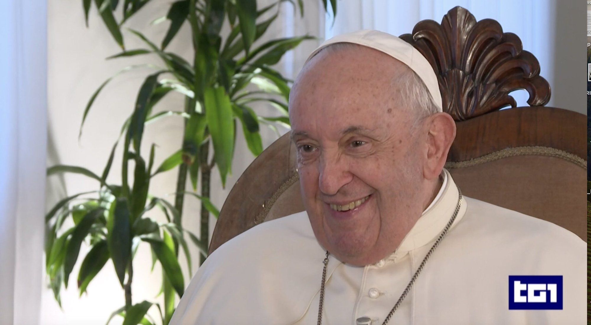 El Papa Francisco sonríe durante una entrevista con Gian Marco Chiocci, director del programa de noticias TG1 de la RAI, la cadena de televisión italiana, en esta captura de pantalla de una emisión del 1 de noviembre de 2023. (CNS /TG1 vía RaiPlay)