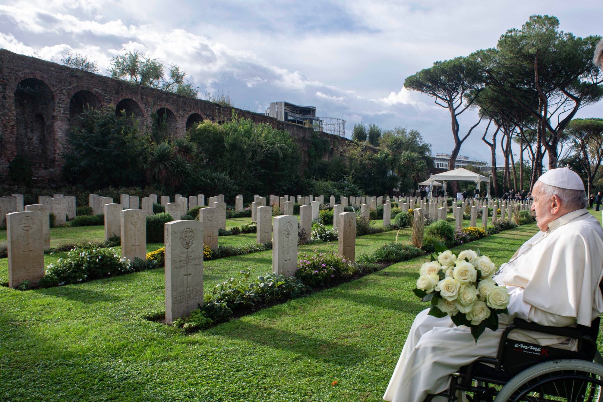 El Papa Francisco sostiene un ramo de rosas blancas mientras visita las tumbas de los miembros de las unidades militares de la Commonwealth que murieron durante e inmediatamente después de la Segunda Guerra Mundial y que ahora descansan en el Cementerio de Guerra de Roma, donde el Papa celebró la misa el 2 de noviembre de 2023, festividad de Todos los Santos. (CNS /Vatican Media)