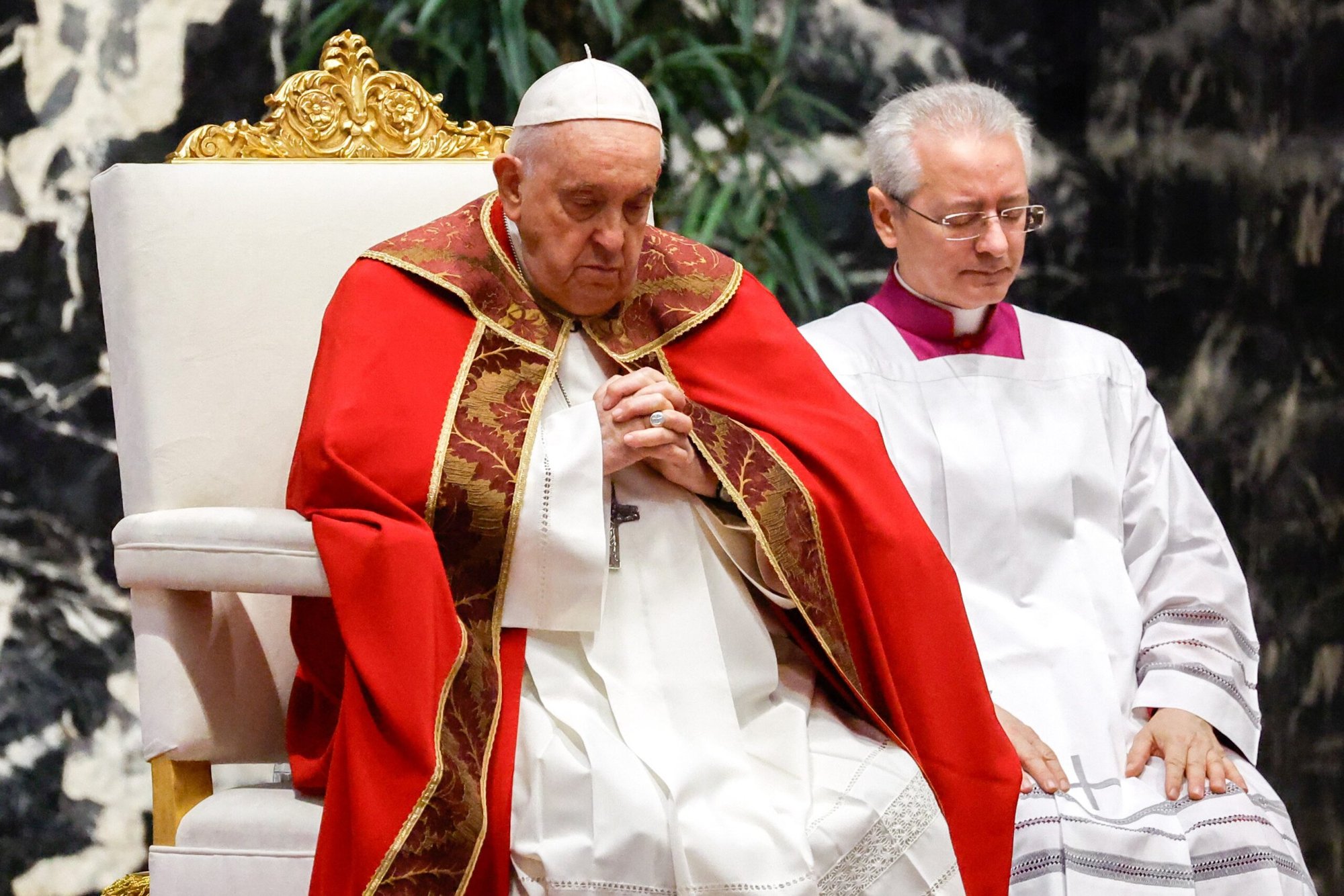 El Papa Francisco reza durante una misa en memoria del Papa Benedicto XVI y de los cardenales y obispos fallecidos en el último año celebrada en el Altar de la Cátedra de la Basílica de San Pedro en el Vaticano el 3 de noviembre de 2023. (CNS /Lola Gomez)