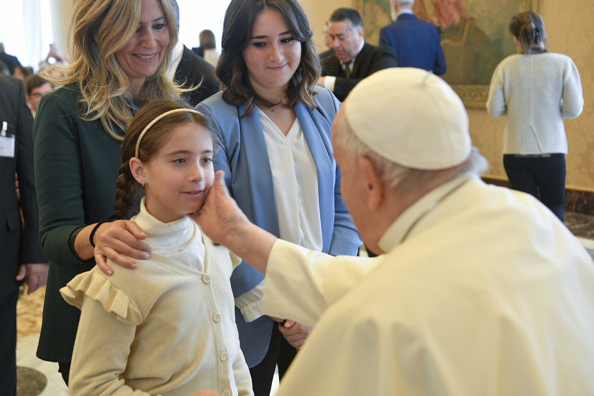 El Papa Francisco saluda a una niña tras un encuentro con miembros de la Asociación Europea de Padres en el Palacio Apostólico del Vaticano el 11 de noviembre de 2023. (Foto CNS/Vatican Media)
