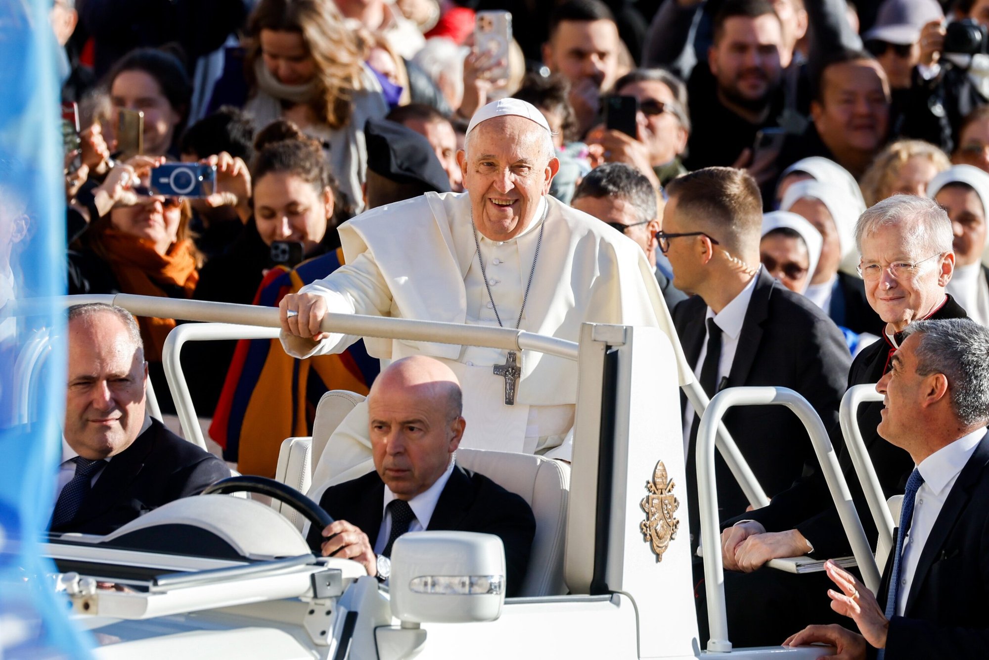 El Papa Francisco sonríe mientras pasea en el papamóvil por la Plaza de San Pedro en el Vaticano antes de su audiencia general semanal el 8 de noviembre de 2023. (Foto CNS /Lola Gomez)