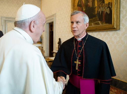 Foto de archivo del Papa Francisco saludando al obispo Joseph E. Strickland de Tyler, Texas, durante una reunión el 20 de enero de 2020 con obispos estadounidenses de Arkansas, Oklahoma y Texas durante sus visitas "ad limina" al Vaticano. La Oficina de Prensa de la Santa Sede anunció el 11 de noviembre de 2023 que el Papa Francisco ha "relevado" al obispo Strickland del gobierno pastoral de la Diócesis de Tyler. (Foto OSV News/Vatican Media)