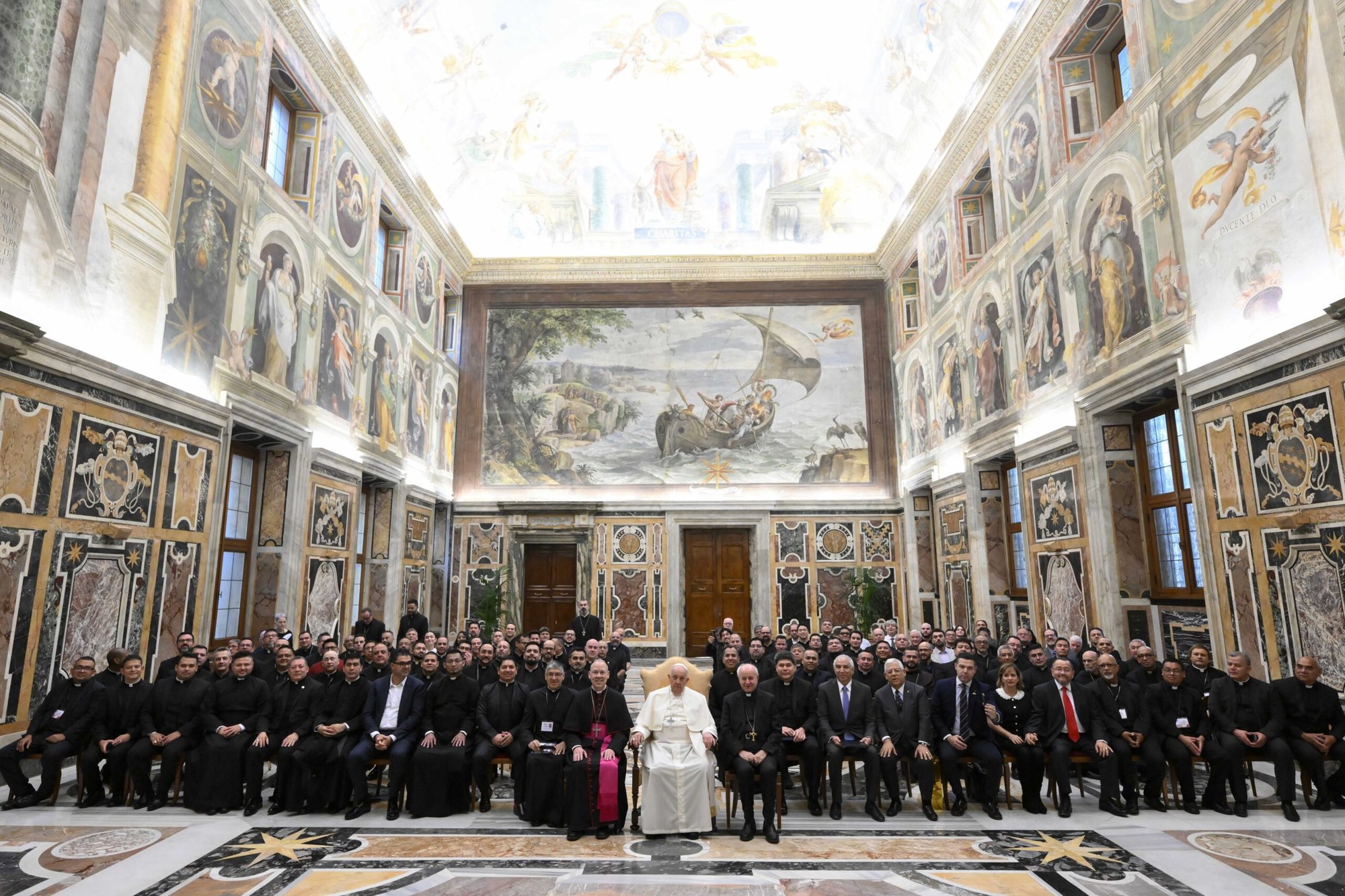 El Papa Francisco posa para una foto con miembros de la Asociación Nacional de Sacerdotes Hispanos de EE.UU. en la Sala Clementina del Palacio Apostólico en el Vaticano el 16 de noviembre de 2023. (Foto CNS /Vatican Media)