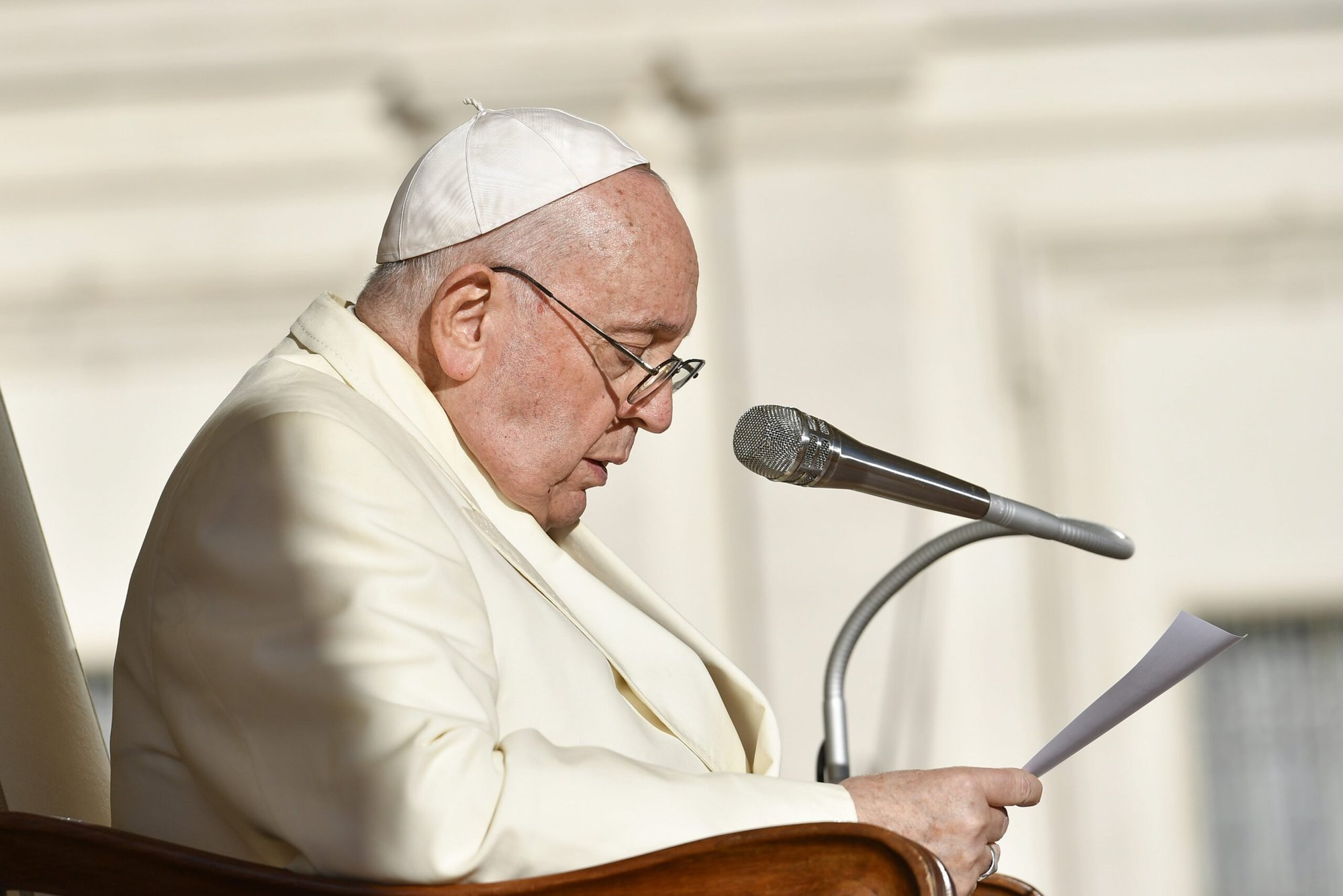 El Papa Francisco se dirige a una multitud reunida en la Plaza de San Pedro del Vaticano para su audiencia general semanal el 22 de noviembre de 2023. (Foto CNS/Vatican Media)
