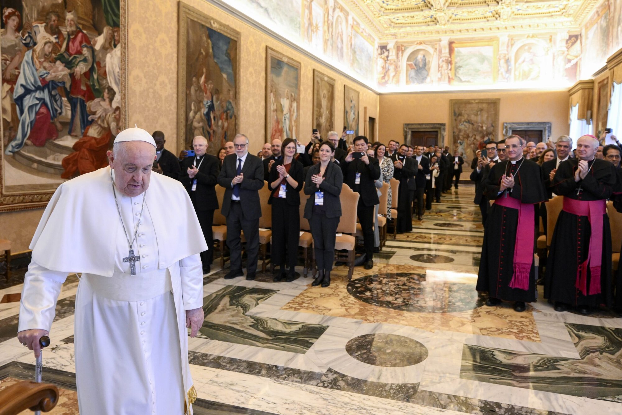 El Papa Francisco llega a una reunión de capellanes universitarios, patrocinada por el Dicasterio para la Cultura y la Educación, en el Palacio Apostólico del Vaticano el 24 de noviembre de 2023. Al día siguiente, el pontífice canceló sus reuniones programadas debido a síntomas parecidos a los de la gripe y se sometió a una tomografía computarizada para descartar complicaciones pulmonares, dijo la oficina de prensa del Vaticano. (CNS photo/Vatican Media)
