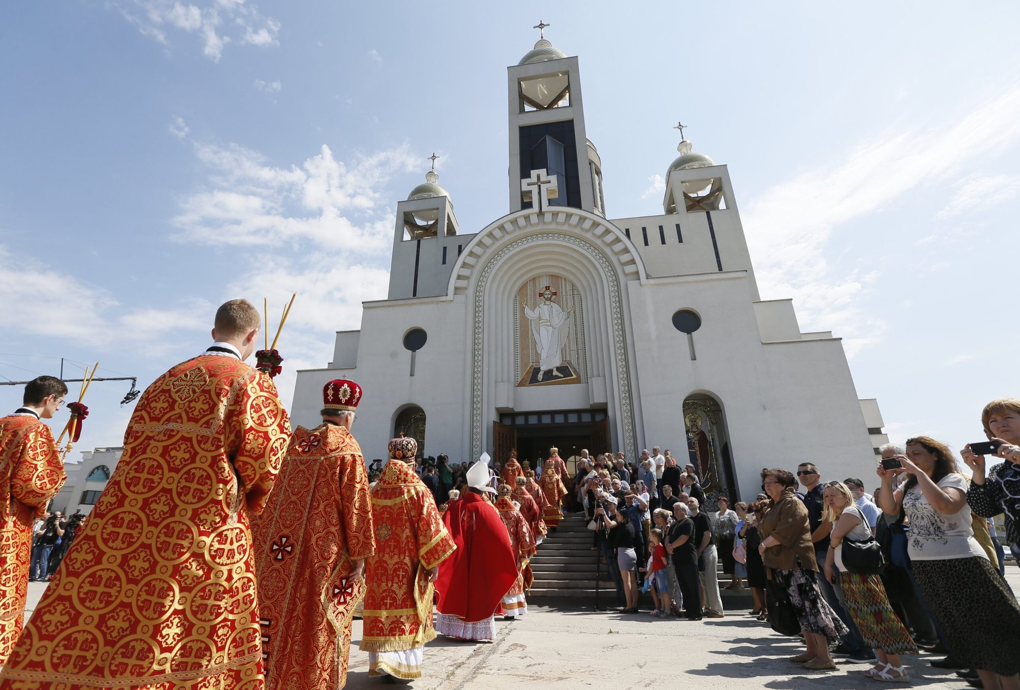 Clérigos en la Catedral Patriarcal de la Resurrección de Cristo en Kiev, Ucrania, 5 de junio de 2017. La catedral y los edificios de su curia sufrieron daños durante un ataque masivo con drones de las fuerzas rusas contra Kiev el 25 de noviembre de 2023. (Foto de OSV News/Valentyn Ogirenko, Reuters)